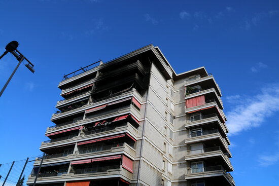 A fire broke out on the 7th floor of an apartment building in Vilassar de Mar on December 6, 2021 (by David Cobo)